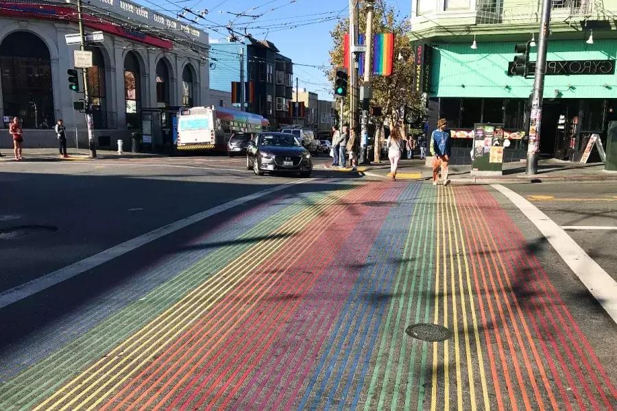 Los distintivos pasos de peatones del arco iris de Castro.