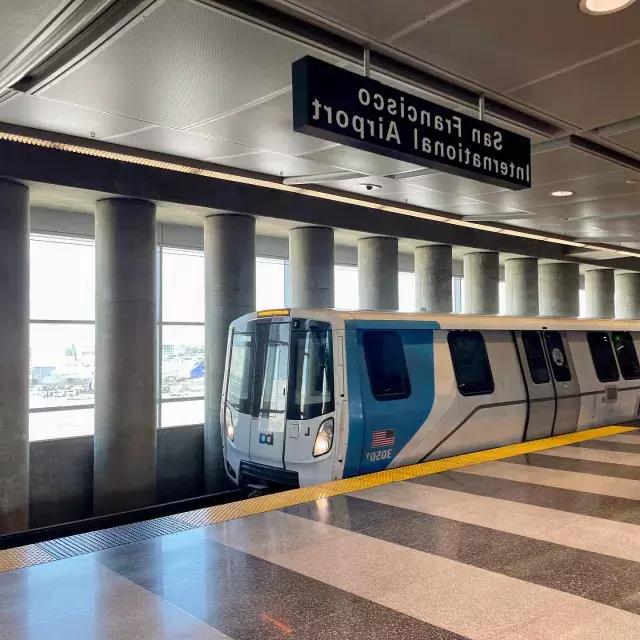 Un treno BART attende i passeggeri alla stazione.